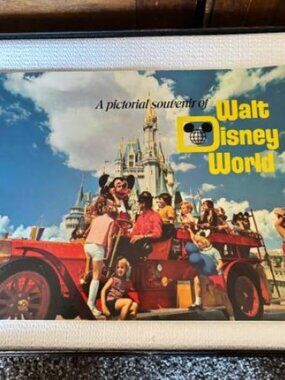 Vintage "A Pictorial Souvenir of Walt Disney World" Paperback Booklet 1970's